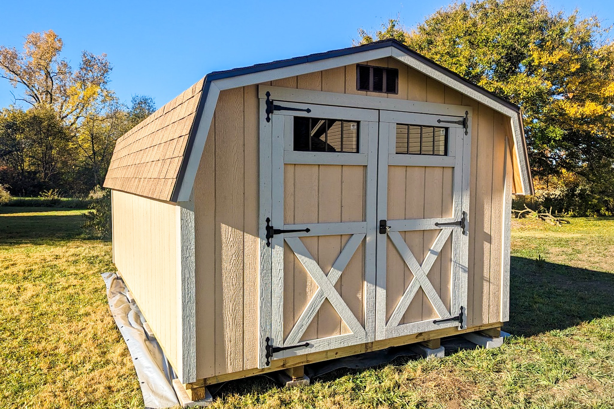Peach mini barn shed with beige trim and double doors in Ohio.